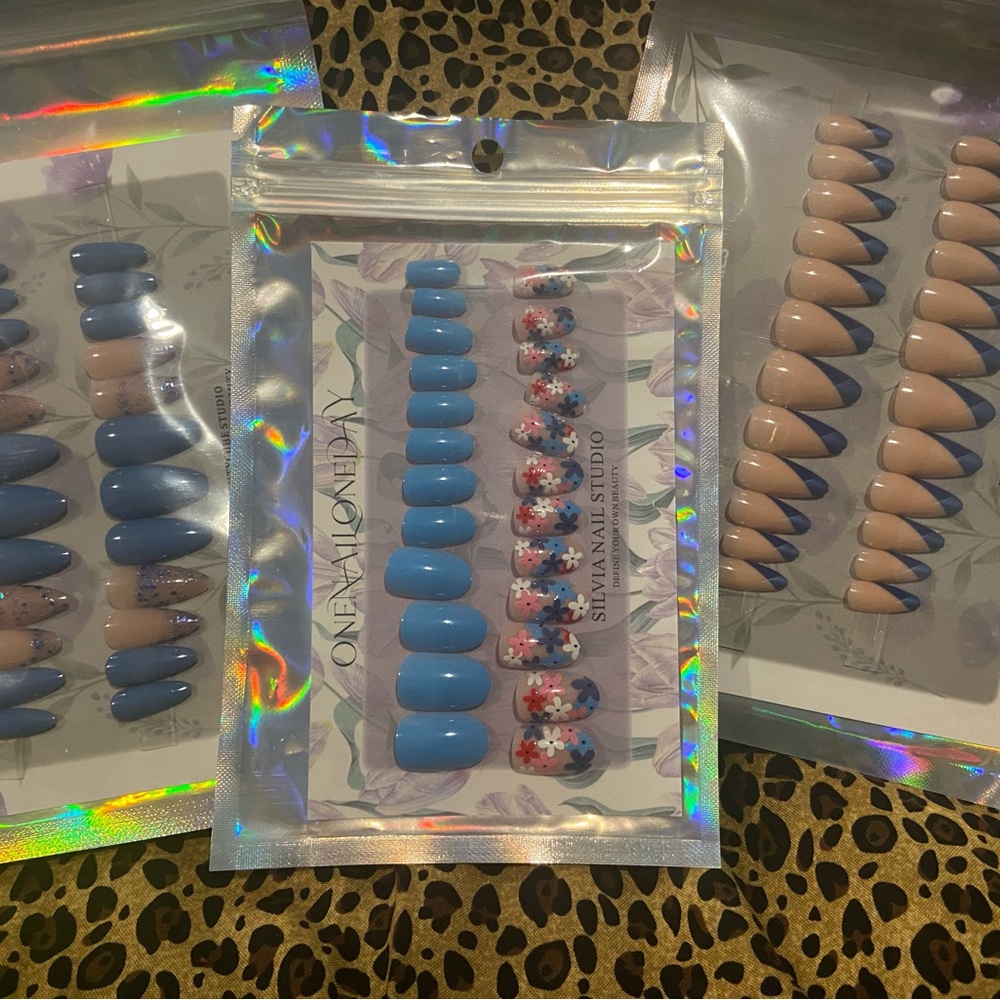 Blue Floral Press-On Nail Set